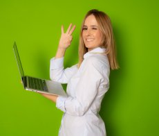 portrait-dune-jeune-femme-daffaires-tenant-un-ordinateur-portable-argenté-dans-le-bureau