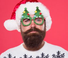 5 raisons inspirantes de célébrer Noël en entreprise nouvel-an-nouveau-toi-lhomme-barbu-portent-des-glaces-de-partie-darbre-de-noël-homme-de