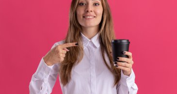 souriante-jeune-fille-assez-caucasienne-tient-pointe-tasse-papier-rose