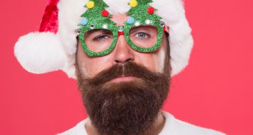 nouvel-an-nouveau-toi-lhomme-barbu-portent-des-glaces-de-partie-darbre-de-noël-homme-de
