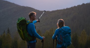 trekking-montagne-ete-deux-voyageurs-randonnee-dans-montagnes