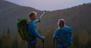 trekking-montagne-ete-deux-voyageurs-randonnee-dans-montagnes